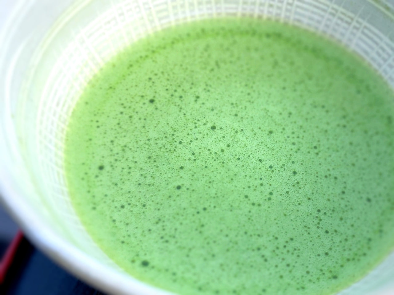 Матча кофеїн: чому вона не б’є, як еспресо (і коли все ж таки б’є)