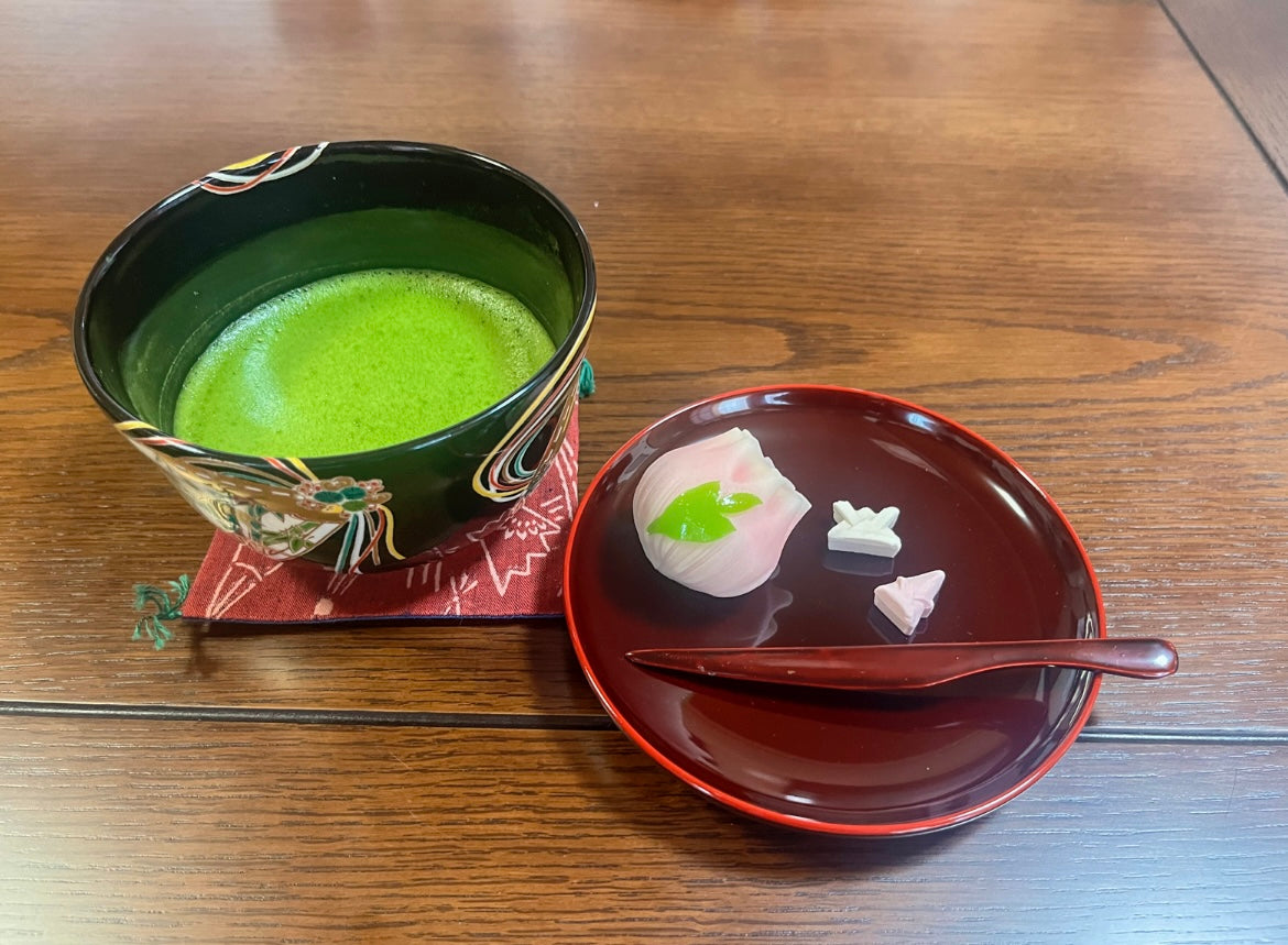 Чому холодна вода розкриває солодкість матча, а гаряча — структуру